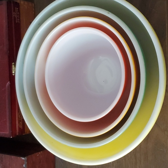 Vintage Pyrex Nesting Bowl Set. - Picture 6 of 6